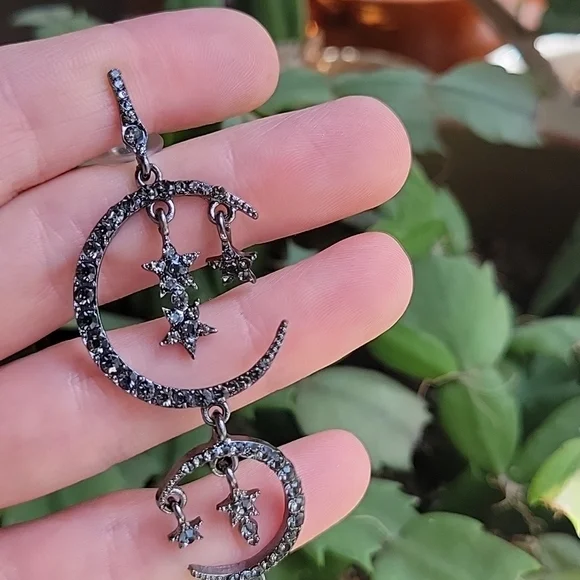 🤎 Sparkly Crescent Moon Earrings 🌙 - Picture 4 of 8